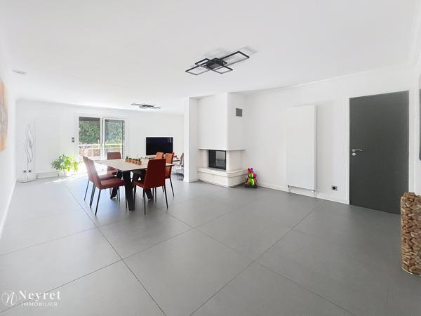Coup de coeur assuré pour cette maison familiale située à VERNAISON dans un écrin de verdure à la limite de CH