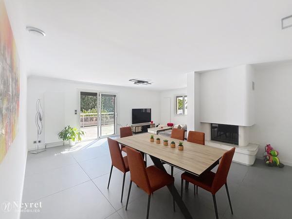 Coup de coeur assuré pour cette maison familiale située à VERNAISON dans un écrin de verdure à la limite de CH