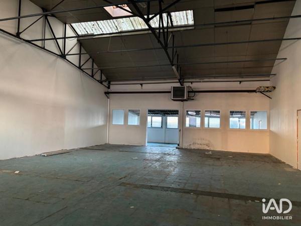 Location local d’activité 202 m² Le Mesnil-Saint-Denis