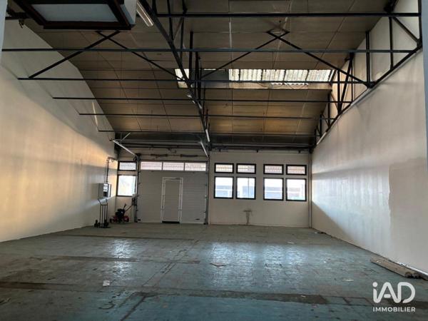 Location local d’activité 202 m² Le Mesnil-Saint-Denis