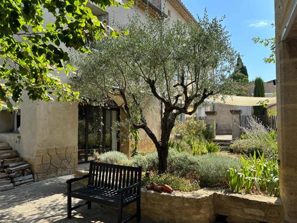 Maison ancienne rénovée avec jardin et piscine