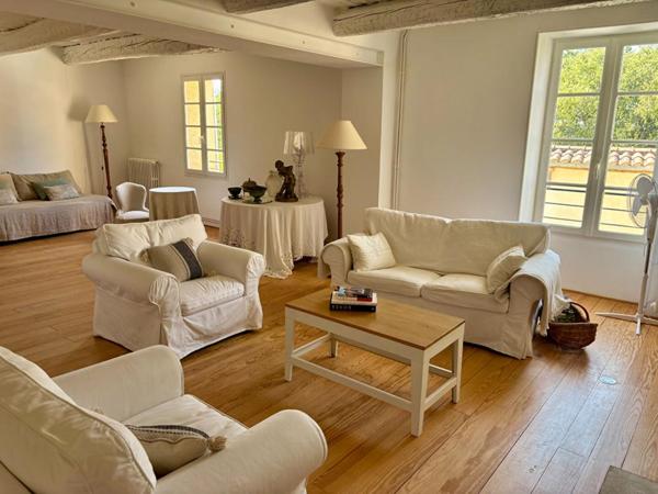 Maison ancienne rénovée avec jardin et piscine