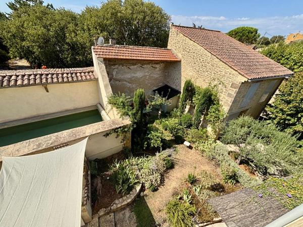 Maison ancienne rénovée avec jardin et piscine