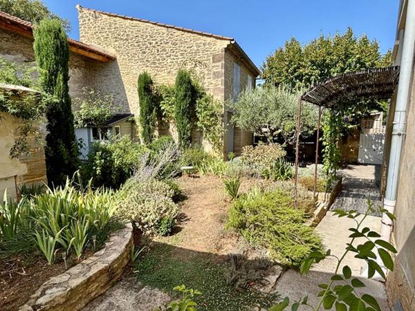 Maison ancienne rénovée avec jardin et piscine
