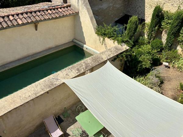 Maison ancienne rénovée avec jardin et piscine