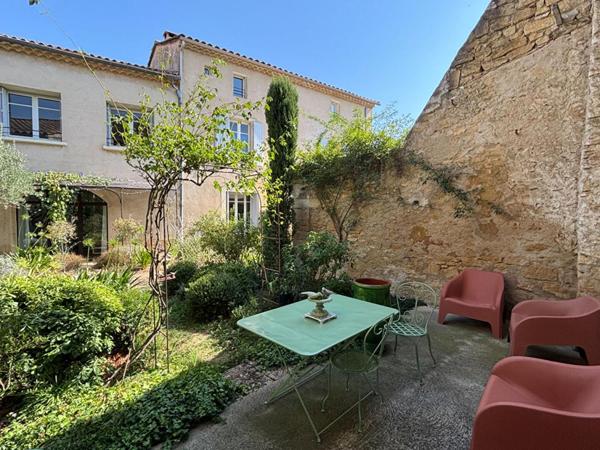 Maison ancienne rénovée avec jardin et piscine