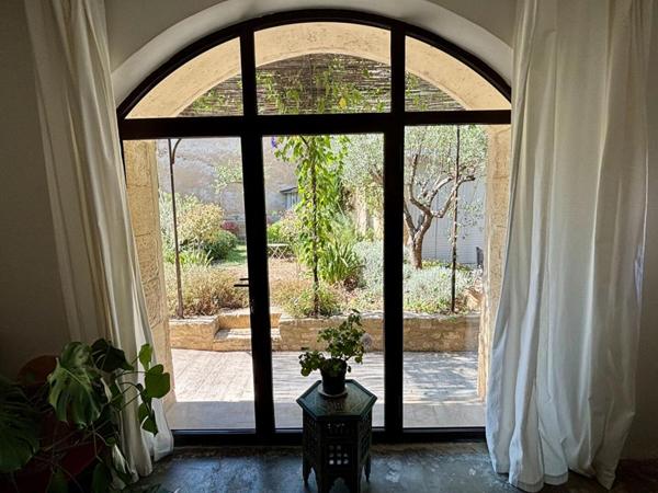 Maison ancienne rénovée avec jardin et piscine