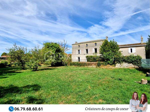 Nous vous proposons cette imposante bâtisse composée de 2 maisons très lumineuses avec le cachet de l'ancien (parquet, poutres apparentes, potager, cheminées). 
Possibilité de faire communiquer à nouveau ces deux maisons pour la création d'une seule résidence de plus de 300m² en aménageant les combles.

• La première maison de 160 m2 environ se compose de :

-Rez-de-chaussée : une entrée spacieuse avec son bel escalier, une cuisine avec un accès sur la terrasse, salle de bain, WC séparé, une grande pièce de vie de 32 m2 avec un insert, une chambre avec cheminée. Accès à la cave via un magnifique escalier en pierre.

-Au premier étage : 2 grandes chambres (33 et 26 m² environ).

-Au deuxième étage : un grand grenier aménageable.


• La seconde maison de 110 m² environ se compose de :

-Rez-de-chaussée : une entrée avec escalier distribue la cuisine et le salon avec cheminée. Salle de bain, wc séparé, buanderie.

-A l'étage : 2 grandes chambres de 22 m². Un dressing sur le palier sépare les deux chambres.


Double vitrage sur l'ensemble du bâti, chauffage central, assainissement individuel.

 
A l'extérieur : Terrain clos arboré. Nombreuses dépendances, plusieurs granges, four à pain, grand hangar de près de 400m² (possibilité de stocker caravanes et camping-car).
Trois entrées sur la propriété.
Terrain piscinable.

Située à 4 minutes de Celles sur Belle (école, collège, commerces), 10 minutes de Melle, 25 minutes de Niort et 50 minutes de Poitiers.

Notre regard : "Cet ensemble immobilier à rénover ne nous a pas laissé indifférents ! L'environnement est très agréable, le parc est splendide et les éléments intérieurs ont vraiment beaucoup de cachet! Il est idéal pour une vie de famille intergénérationnelle ou pour une création de gîte en parallèle de sa résidence principale."

Vendeurs, avis de valeur offert. Acquéreurs, bénéficiez de notre service financier.
