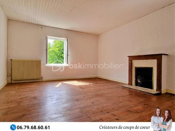 Nous vous proposons cette imposante bâtisse composée de 2 maisons très lumineuses avec le cachet de l'ancien (parquet, poutres apparentes, potager, cheminées). 
Possibilité de faire communiquer à nouveau ces deux maisons pour la création d'une seule résidence de plus de 300m² en aménageant les combles.

• La première maison de 160 m2 environ se compose de :

-Rez-de-chaussée : une entrée spacieuse avec son bel escalier, une cuisine avec un accès sur la terrasse, salle de bain, WC séparé, une grande pièce de vie de 32 m2 avec un insert, une chambre avec cheminée. Accès à la cave via un magnifique escalier en pierre.

-Au premier étage : 2 grandes chambres (33 et 26 m² environ).

-Au deuxième étage : un grand grenier aménageable.


• La seconde maison de 110 m² environ se compose de :

-Rez-de-chaussée : une entrée avec escalier distribue la cuisine et le salon avec cheminée. Salle de bain, wc séparé, buanderie.

-A l'étage : 2 grandes chambres de 22 m². Un dressing sur le palier sépare les deux chambres.


Double vitrage sur l'ensemble du bâti, chauffage central, assainissement individuel.

 
A l'extérieur : Terrain clos arboré. Nombreuses dépendances, plusieurs granges, four à pain, grand hangar de près de 400m² (possibilité de stocker caravanes et camping-car).
Trois entrées sur la propriété.
Terrain piscinable.

Située à 4 minutes de Celles sur Belle (école, collège, commerces), 10 minutes de Melle, 25 minutes de Niort et 50 minutes de Poitiers.

Notre regard : "Cet ensemble immobilier à rénover ne nous a pas laissé indifférents ! L'environnement est très agréable, le parc est splendide et les éléments intérieurs ont vraiment beaucoup de cachet! Il est idéal pour une vie de famille intergénérationnelle ou pour une création de gîte en parallèle de sa résidence principale."

Vendeurs, avis de valeur offert. Acquéreurs, bénéficiez de notre service financier.