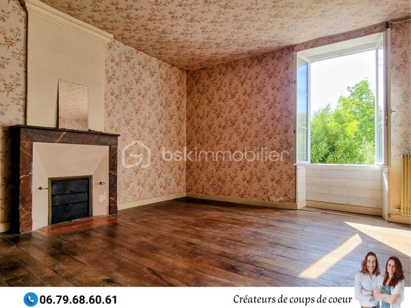 Nous vous proposons cette imposante bâtisse composée de 2 maisons très lumineuses avec le cachet de l'ancien (parquet, poutres apparentes, potager, cheminées). 
Possibilité de faire communiquer à nouveau ces deux maisons pour la création d'une seule résidence de plus de 300m² en aménageant les combles.

• La première maison de 160 m2 environ se compose de :

-Rez-de-chaussée : une entrée spacieuse avec son bel escalier, une cuisine avec un accès sur la terrasse, salle de bain, WC séparé, une grande pièce de vie de 32 m2 avec un insert, une chambre avec cheminée. Accès à la cave via un magnifique escalier en pierre.

-Au premier étage : 2 grandes chambres (33 et 26 m² environ).

-Au deuxième étage : un grand grenier aménageable.


• La seconde maison de 110 m² environ se compose de :

-Rez-de-chaussée : une entrée avec escalier distribue la cuisine et le salon avec cheminée. Salle de bain, wc séparé, buanderie.

-A l'étage : 2 grandes chambres de 22 m². Un dressing sur le palier sépare les deux chambres.


Double vitrage sur l'ensemble du bâti, chauffage central, assainissement individuel.

 
A l'extérieur : Terrain clos arboré. Nombreuses dépendances, plusieurs granges, four à pain, grand hangar de près de 400m² (possibilité de stocker caravanes et camping-car).
Trois entrées sur la propriété.
Terrain piscinable.

Située à 4 minutes de Celles sur Belle (école, collège, commerces), 10 minutes de Melle, 25 minutes de Niort et 50 minutes de Poitiers.

Notre regard : "Cet ensemble immobilier à rénover ne nous a pas laissé indifférents ! L'environnement est très agréable, le parc est splendide et les éléments intérieurs ont vraiment beaucoup de cachet! Il est idéal pour une vie de famille intergénérationnelle ou pour une création de gîte en parallèle de sa résidence principale."

Vendeurs, avis de valeur offert. Acquéreurs, bénéficiez de notre service financier.