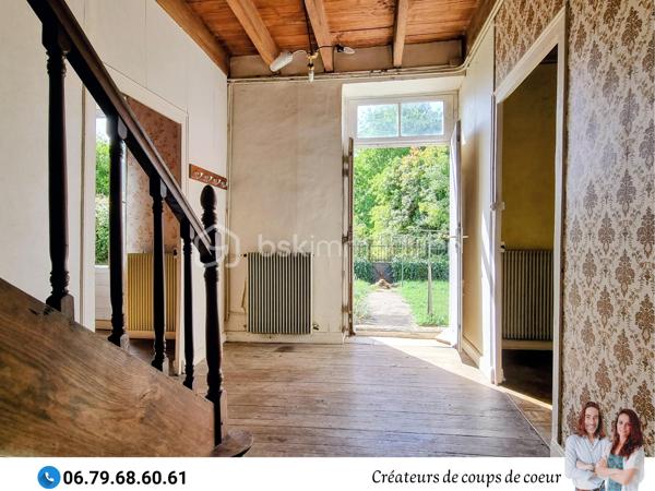 Nous vous proposons cette imposante bâtisse composée de 2 maisons très lumineuses avec le cachet de l'ancien (parquet, poutres apparentes, potager, cheminées). 
Possibilité de faire communiquer à nouveau ces deux maisons pour la création d'une seule résidence de plus de 300m² en aménageant les combles.

• La première maison de 160 m2 environ se compose de :

-Rez-de-chaussée : une entrée spacieuse avec son bel escalier, une cuisine avec un accès sur la terrasse, salle de bain, WC séparé, une grande pièce de vie de 32 m2 avec un insert, une chambre avec cheminée. Accès à la cave via un magnifique escalier en pierre.

-Au premier étage : 2 grandes chambres (33 et 26 m² environ).

-Au deuxième étage : un grand grenier aménageable.


• La seconde maison de 110 m² environ se compose de :

-Rez-de-chaussée : une entrée avec escalier distribue la cuisine et le salon avec cheminée. Salle de bain, wc séparé, buanderie.

-A l'étage : 2 grandes chambres de 22 m². Un dressing sur le palier sépare les deux chambres.


Double vitrage sur l'ensemble du bâti, chauffage central, assainissement individuel.

 
A l'extérieur : Terrain clos arboré. Nombreuses dépendances, plusieurs granges, four à pain, grand hangar de près de 400m² (possibilité de stocker caravanes et camping-car).
Trois entrées sur la propriété.
Terrain piscinable.

Située à 4 minutes de Celles sur Belle (école, collège, commerces), 10 minutes de Melle, 25 minutes de Niort et 50 minutes de Poitiers.

Notre regard : "Cet ensemble immobilier à rénover ne nous a pas laissé indifférents ! L'environnement est très agréable, le parc est splendide et les éléments intérieurs ont vraiment beaucoup de cachet! Il est idéal pour une vie de famille intergénérationnelle ou pour une création de gîte en parallèle de sa résidence principale."

Vendeurs, avis de valeur offert. Acquéreurs, bénéficiez de notre service financier.