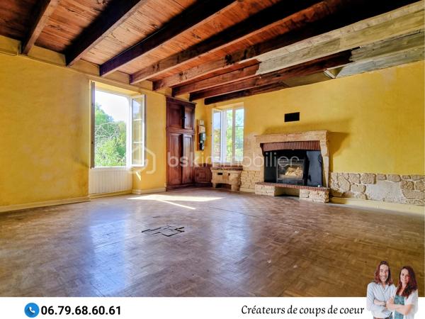 Nous vous proposons cette imposante bâtisse composée de 2 maisons très lumineuses avec le cachet de l'ancien (parquet, poutres apparentes, potager, cheminées). 
Possibilité de faire communiquer à nouveau ces deux maisons pour la création d'une seule résidence de plus de 300m² en aménageant les combles.

• La première maison de 160 m2 environ se compose de :

-Rez-de-chaussée : une entrée spacieuse avec son bel escalier, une cuisine avec un accès sur la terrasse, salle de bain, WC séparé, une grande pièce de vie de 32 m2 avec un insert, une chambre avec cheminée. Accès à la cave via un magnifique escalier en pierre.

-Au premier étage : 2 grandes chambres (33 et 26 m² environ).

-Au deuxième étage : un grand grenier aménageable.


• La seconde maison de 110 m² environ se compose de :

-Rez-de-chaussée : une entrée avec escalier distribue la cuisine et le salon avec cheminée. Salle de bain, wc séparé, buanderie.

-A l'étage : 2 grandes chambres de 22 m². Un dressing sur le palier sépare les deux chambres.


Double vitrage sur l'ensemble du bâti, chauffage central, assainissement individuel.

 
A l'extérieur : Terrain clos arboré. Nombreuses dépendances, plusieurs granges, four à pain, grand hangar de près de 400m² (possibilité de stocker caravanes et camping-car).
Trois entrées sur la propriété.
Terrain piscinable.

Située à 4 minutes de Celles sur Belle (école, collège, commerces), 10 minutes de Melle, 25 minutes de Niort et 50 minutes de Poitiers.

Notre regard : "Cet ensemble immobilier à rénover ne nous a pas laissé indifférents ! L'environnement est très agréable, le parc est splendide et les éléments intérieurs ont vraiment beaucoup de cachet! Il est idéal pour une vie de famille intergénérationnelle ou pour une création de gîte en parallèle de sa résidence principale."

Vendeurs, avis de valeur offert. Acquéreurs, bénéficiez de notre service financier.