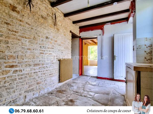 Nous vous proposons cette imposante bâtisse composée de 2 maisons très lumineuses avec le cachet de l'ancien (parquet, poutres apparentes, potager, cheminées). 
Possibilité de faire communiquer à nouveau ces deux maisons pour la création d'une seule résidence de plus de 300m² en aménageant les combles.

• La première maison de 160 m2 environ se compose de :

-Rez-de-chaussée : une entrée spacieuse avec son bel escalier, une cuisine avec un accès sur la terrasse, salle de bain, WC séparé, une grande pièce de vie de 32 m2 avec un insert, une chambre avec cheminée. Accès à la cave via un magnifique escalier en pierre.

-Au premier étage : 2 grandes chambres (33 et 26 m² environ).

-Au deuxième étage : un grand grenier aménageable.


• La seconde maison de 110 m² environ se compose de :

-Rez-de-chaussée : une entrée avec escalier distribue la cuisine et le salon avec cheminée. Salle de bain, wc séparé, buanderie.

-A l'étage : 2 grandes chambres de 22 m². Un dressing sur le palier sépare les deux chambres.


Double vitrage sur l'ensemble du bâti, chauffage central, assainissement individuel.

 
A l'extérieur : Terrain clos arboré. Nombreuses dépendances, plusieurs granges, four à pain, grand hangar de près de 400m² (possibilité de stocker caravanes et camping-car).
Trois entrées sur la propriété.
Terrain piscinable.

Située à 4 minutes de Celles sur Belle (école, collège, commerces), 10 minutes de Melle, 25 minutes de Niort et 50 minutes de Poitiers.

Notre regard : "Cet ensemble immobilier à rénover ne nous a pas laissé indifférents ! L'environnement est très agréable, le parc est splendide et les éléments intérieurs ont vraiment beaucoup de cachet! Il est idéal pour une vie de famille intergénérationnelle ou pour une création de gîte en parallèle de sa résidence principale."

Vendeurs, avis de valeur offert. Acquéreurs, bénéficiez de notre service financier.
