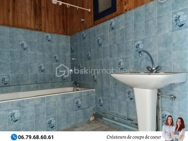Nous vous proposons cette imposante bâtisse composée de 2 maisons très lumineuses avec le cachet de l'ancien (parquet, poutres apparentes, potager, cheminées). 
Possibilité de faire communiquer à nouveau ces deux maisons pour la création d'une seule résidence de plus de 300m² en aménageant les combles.

• La première maison de 160 m2 environ se compose de :

-Rez-de-chaussée : une entrée spacieuse avec son bel escalier, une cuisine avec un accès sur la terrasse, salle de bain, WC séparé, une grande pièce de vie de 32 m2 avec un insert, une chambre avec cheminée. Accès à la cave via un magnifique escalier en pierre.

-Au premier étage : 2 grandes chambres (33 et 26 m² environ).

-Au deuxième étage : un grand grenier aménageable.


• La seconde maison de 110 m² environ se compose de :

-Rez-de-chaussée : une entrée avec escalier distribue la cuisine et le salon avec cheminée. Salle de bain, wc séparé, buanderie.

-A l'étage : 2 grandes chambres de 22 m². Un dressing sur le palier sépare les deux chambres.


Double vitrage sur l'ensemble du bâti, chauffage central, assainissement individuel.

 
A l'extérieur : Terrain clos arboré. Nombreuses dépendances, plusieurs granges, four à pain, grand hangar de près de 400m² (possibilité de stocker caravanes et camping-car).
Trois entrées sur la propriété.
Terrain piscinable.

Située à 4 minutes de Celles sur Belle (école, collège, commerces), 10 minutes de Melle, 25 minutes de Niort et 50 minutes de Poitiers.

Notre regard : "Cet ensemble immobilier à rénover ne nous a pas laissé indifférents ! L'environnement est très agréable, le parc est splendide et les éléments intérieurs ont vraiment beaucoup de cachet! Il est idéal pour une vie de famille intergénérationnelle ou pour une création de gîte en parallèle de sa résidence principale."

Vendeurs, avis de valeur offert. Acquéreurs, bénéficiez de notre service financier.