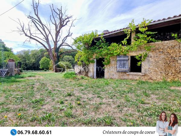 Nous vous proposons cette imposante bâtisse composée de 2 maisons très lumineuses avec le cachet de l'ancien (parquet, poutres apparentes, potager, cheminées). 
Possibilité de faire communiquer à nouveau ces deux maisons pour la création d'une seule résidence de plus de 300m² en aménageant les combles.

• La première maison de 160 m2 environ se compose de :

-Rez-de-chaussée : une entrée spacieuse avec son bel escalier, une cuisine avec un accès sur la terrasse, salle de bain, WC séparé, une grande pièce de vie de 32 m2 avec un insert, une chambre avec cheminée. Accès à la cave via un magnifique escalier en pierre.

-Au premier étage : 2 grandes chambres (33 et 26 m² environ).

-Au deuxième étage : un grand grenier aménageable.


• La seconde maison de 110 m² environ se compose de :

-Rez-de-chaussée : une entrée avec escalier distribue la cuisine et le salon avec cheminée. Salle de bain, wc séparé, buanderie.

-A l'étage : 2 grandes chambres de 22 m². Un dressing sur le palier sépare les deux chambres.


Double vitrage sur l'ensemble du bâti, chauffage central, assainissement individuel.

 
A l'extérieur : Terrain clos arboré. Nombreuses dépendances, plusieurs granges, four à pain, grand hangar de près de 400m² (possibilité de stocker caravanes et camping-car).
Trois entrées sur la propriété.
Terrain piscinable.

Située à 4 minutes de Celles sur Belle (école, collège, commerces), 10 minutes de Melle, 25 minutes de Niort et 50 minutes de Poitiers.

Notre regard : "Cet ensemble immobilier à rénover ne nous a pas laissé indifférents ! L'environnement est très agréable, le parc est splendide et les éléments intérieurs ont vraiment beaucoup de cachet! Il est idéal pour une vie de famille intergénérationnelle ou pour une création de gîte en parallèle de sa résidence principale."

Vendeurs, avis de valeur offert. Acquéreurs, bénéficiez de notre service financier.