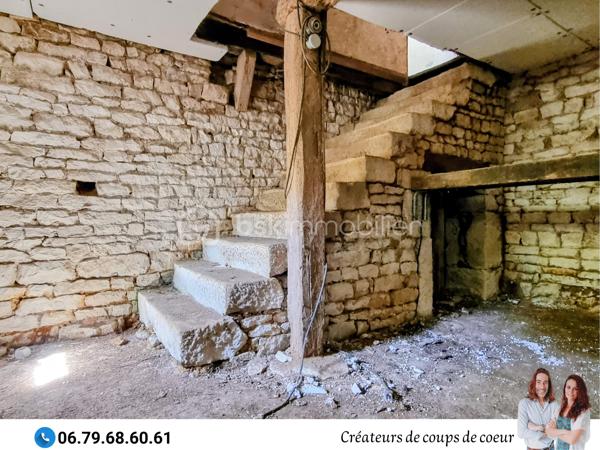 Nous vous proposons cette imposante bâtisse composée de 2 maisons très lumineuses avec le cachet de l'ancien (parquet, poutres apparentes, potager, cheminées). 
Possibilité de faire communiquer à nouveau ces deux maisons pour la création d'une seule résidence de plus de 300m² en aménageant les combles.

• La première maison de 160 m2 environ se compose de :

-Rez-de-chaussée : une entrée spacieuse avec son bel escalier, une cuisine avec un accès sur la terrasse, salle de bain, WC séparé, une grande pièce de vie de 32 m2 avec un insert, une chambre avec cheminée. Accès à la cave via un magnifique escalier en pierre.

-Au premier étage : 2 grandes chambres (33 et 26 m² environ).

-Au deuxième étage : un grand grenier aménageable.


• La seconde maison de 110 m² environ se compose de :

-Rez-de-chaussée : une entrée avec escalier distribue la cuisine et le salon avec cheminée. Salle de bain, wc séparé, buanderie.

-A l'étage : 2 grandes chambres de 22 m². Un dressing sur le palier sépare les deux chambres.


Double vitrage sur l'ensemble du bâti, chauffage central, assainissement individuel.

 
A l'extérieur : Terrain clos arboré. Nombreuses dépendances, plusieurs granges, four à pain, grand hangar de près de 400m² (possibilité de stocker caravanes et camping-car).
Trois entrées sur la propriété.
Terrain piscinable.

Située à 4 minutes de Celles sur Belle (école, collège, commerces), 10 minutes de Melle, 25 minutes de Niort et 50 minutes de Poitiers.

Notre regard : "Cet ensemble immobilier à rénover ne nous a pas laissé indifférents ! L'environnement est très agréable, le parc est splendide et les éléments intérieurs ont vraiment beaucoup de cachet! Il est idéal pour une vie de famille intergénérationnelle ou pour une création de gîte en parallèle de sa résidence principale."

Vendeurs, avis de valeur offert. Acquéreurs, bénéficiez de notre service financier.