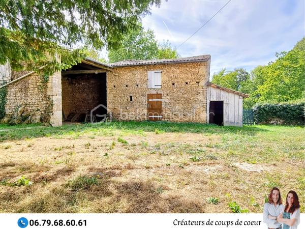 Nous vous proposons cette imposante bâtisse composée de 2 maisons très lumineuses avec le cachet de l'ancien (parquet, poutres apparentes, potager, cheminées). 
Possibilité de faire communiquer à nouveau ces deux maisons pour la création d'une seule résidence de plus de 300m² en aménageant les combles.

• La première maison de 160 m2 environ se compose de :

-Rez-de-chaussée : une entrée spacieuse avec son bel escalier, une cuisine avec un accès sur la terrasse, salle de bain, WC séparé, une grande pièce de vie de 32 m2 avec un insert, une chambre avec cheminée. Accès à la cave via un magnifique escalier en pierre.

-Au premier étage : 2 grandes chambres (33 et 26 m² environ).

-Au deuxième étage : un grand grenier aménageable.


• La seconde maison de 110 m² environ se compose de :

-Rez-de-chaussée : une entrée avec escalier distribue la cuisine et le salon avec cheminée. Salle de bain, wc séparé, buanderie.

-A l'étage : 2 grandes chambres de 22 m². Un dressing sur le palier sépare les deux chambres.


Double vitrage sur l'ensemble du bâti, chauffage central, assainissement individuel.

 
A l'extérieur : Terrain clos arboré. Nombreuses dépendances, plusieurs granges, four à pain, grand hangar de près de 400m² (possibilité de stocker caravanes et camping-car).
Trois entrées sur la propriété.
Terrain piscinable.

Située à 4 minutes de Celles sur Belle (école, collège, commerces), 10 minutes de Melle, 25 minutes de Niort et 50 minutes de Poitiers.

Notre regard : "Cet ensemble immobilier à rénover ne nous a pas laissé indifférents ! L'environnement est très agréable, le parc est splendide et les éléments intérieurs ont vraiment beaucoup de cachet! Il est idéal pour une vie de famille intergénérationnelle ou pour une création de gîte en parallèle de sa résidence principale."

Vendeurs, avis de valeur offert. Acquéreurs, bénéficiez de notre service financier.
