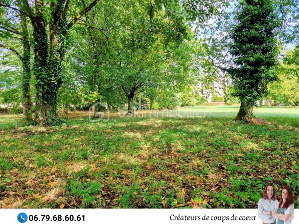 Nous vous proposons cette imposante bâtisse composée de 2 maisons très lumineuses avec le cachet de l'ancien (parquet, poutres apparentes, potager, cheminées). 
Possibilité de faire communiquer à nouveau ces deux maisons pour la création d'une seule résidence de plus de 300m² en aménageant les combles.

• La première maison de 160 m2 environ se compose de :

-Rez-de-chaussée : une entrée spacieuse avec son bel escalier, une cuisine avec un accès sur la terrasse, salle de bain, WC séparé, une grande pièce de vie de 32 m2 avec un insert, une chambre avec cheminée. Accès à la cave via un magnifique escalier en pierre.

-Au premier étage : 2 grandes chambres (33 et 26 m² environ).

-Au deuxième étage : un grand grenier aménageable.


• La seconde maison de 110 m² environ se compose de :

-Rez-de-chaussée : une entrée avec escalier distribue la cuisine et le salon avec cheminée. Salle de bain, wc séparé, buanderie.

-A l'étage : 2 grandes chambres de 22 m². Un dressing sur le palier sépare les deux chambres.


Double vitrage sur l'ensemble du bâti, chauffage central, assainissement individuel.

 
A l'extérieur : Terrain clos arboré. Nombreuses dépendances, plusieurs granges, four à pain, grand hangar de près de 400m² (possibilité de stocker caravanes et camping-car).
Trois entrées sur la propriété.
Terrain piscinable.

Située à 4 minutes de Celles sur Belle (école, collège, commerces), 10 minutes de Melle, 25 minutes de Niort et 50 minutes de Poitiers.

Notre regard : "Cet ensemble immobilier à rénover ne nous a pas laissé indifférents ! L'environnement est très agréable, le parc est splendide et les éléments intérieurs ont vraiment beaucoup de cachet! Il est idéal pour une vie de famille intergénérationnelle ou pour une création de gîte en parallèle de sa résidence principale."

Vendeurs, avis de valeur offert. Acquéreurs, bénéficiez de notre service financier.