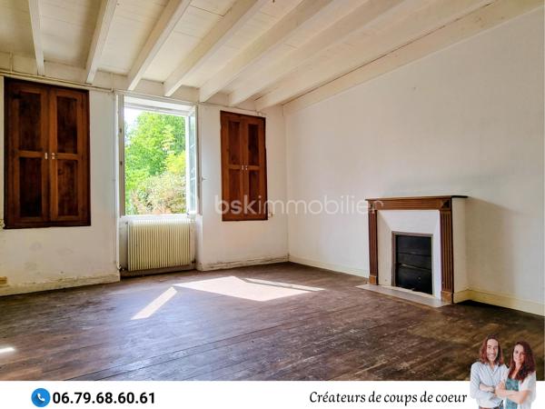 Nous vous proposons cette imposante bâtisse composée de 2 maisons très lumineuses avec le cachet de l'ancien (parquet, poutres apparentes, potager, cheminées). 
Possibilité de faire communiquer à nouveau ces deux maisons pour la création d'une seule résidence de plus de 300m² en aménageant les combles.

• La première maison de 160 m2 environ se compose de :

-Rez-de-chaussée : une entrée spacieuse avec son bel escalier, une cuisine avec un accès sur la terrasse, salle de bain, WC séparé, une grande pièce de vie de 32 m2 avec un insert, une chambre avec cheminée. Accès à la cave via un magnifique escalier en pierre.

-Au premier étage : 2 grandes chambres (33 et 26 m² environ).

-Au deuxième étage : un grand grenier aménageable.


• La seconde maison de 110 m² environ se compose de :

-Rez-de-chaussée : une entrée avec escalier distribue la cuisine et le salon avec cheminée. Salle de bain, wc séparé, buanderie.

-A l'étage : 2 grandes chambres de 22 m². Un dressing sur le palier sépare les deux chambres.


Double vitrage sur l'ensemble du bâti, chauffage central, assainissement individuel.

 
A l'extérieur : Terrain clos arboré. Nombreuses dépendances, plusieurs granges, four à pain, grand hangar de près de 400m² (possibilité de stocker caravanes et camping-car).
Trois entrées sur la propriété.
Terrain piscinable.

Située à 4 minutes de Celles sur Belle (école, collège, commerces), 10 minutes de Melle, 25 minutes de Niort et 50 minutes de Poitiers.

Notre regard : "Cet ensemble immobilier à rénover ne nous a pas laissé indifférents ! L'environnement est très agréable, le parc est splendide et les éléments intérieurs ont vraiment beaucoup de cachet! Il est idéal pour une vie de famille intergénérationnelle ou pour une création de gîte en parallèle de sa résidence principale."

Vendeurs, avis de valeur offert. Acquéreurs, bénéficiez de notre service financier.