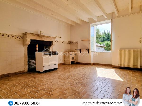 Nous vous proposons cette imposante bâtisse composée de 2 maisons très lumineuses avec le cachet de l'ancien (parquet, poutres apparentes, potager, cheminées). 
Possibilité de faire communiquer à nouveau ces deux maisons pour la création d'une seule résidence de plus de 300m² en aménageant les combles.

• La première maison de 160 m2 environ se compose de :

-Rez-de-chaussée : une entrée spacieuse avec son bel escalier, une cuisine avec un accès sur la terrasse, salle de bain, WC séparé, une grande pièce de vie de 32 m2 avec un insert, une chambre avec cheminée. Accès à la cave via un magnifique escalier en pierre.

-Au premier étage : 2 grandes chambres (33 et 26 m² environ).

-Au deuxième étage : un grand grenier aménageable.


• La seconde maison de 110 m² environ se compose de :

-Rez-de-chaussée : une entrée avec escalier distribue la cuisine et le salon avec cheminée. Salle de bain, wc séparé, buanderie.

-A l'étage : 2 grandes chambres de 22 m². Un dressing sur le palier sépare les deux chambres.


Double vitrage sur l'ensemble du bâti, chauffage central, assainissement individuel.

 
A l'extérieur : Terrain clos arboré. Nombreuses dépendances, plusieurs granges, four à pain, grand hangar de près de 400m² (possibilité de stocker caravanes et camping-car).
Trois entrées sur la propriété.
Terrain piscinable.

Située à 4 minutes de Celles sur Belle (école, collège, commerces), 10 minutes de Melle, 25 minutes de Niort et 50 minutes de Poitiers.

Notre regard : "Cet ensemble immobilier à rénover ne nous a pas laissé indifférents ! L'environnement est très agréable, le parc est splendide et les éléments intérieurs ont vraiment beaucoup de cachet! Il est idéal pour une vie de famille intergénérationnelle ou pour une création de gîte en parallèle de sa résidence principale."

Vendeurs, avis de valeur offert. Acquéreurs, bénéficiez de notre service financier.