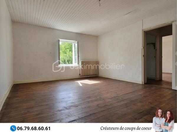 Nous vous proposons cette imposante bâtisse composée de 2 maisons très lumineuses avec le cachet de l'ancien (parquet, poutres apparentes, potager, cheminées). 
Possibilité de faire communiquer à nouveau ces deux maisons pour la création d'une seule résidence de plus de 300m² en aménageant les combles.

• La première maison de 160 m2 environ se compose de :

-Rez-de-chaussée : une entrée spacieuse avec son bel escalier, une cuisine avec un accès sur la terrasse, salle de bain, WC séparé, une grande pièce de vie de 32 m2 avec un insert, une chambre avec cheminée. Accès à la cave via un magnifique escalier en pierre.

-Au premier étage : 2 grandes chambres (33 et 26 m² environ).

-Au deuxième étage : un grand grenier aménageable.


• La seconde maison de 110 m² environ se compose de :

-Rez-de-chaussée : une entrée avec escalier distribue la cuisine et le salon avec cheminée. Salle de bain, wc séparé, buanderie.

-A l'étage : 2 grandes chambres de 22 m². Un dressing sur le palier sépare les deux chambres.


Double vitrage sur l'ensemble du bâti, chauffage central, assainissement individuel.

 
A l'extérieur : Terrain clos arboré. Nombreuses dépendances, plusieurs granges, four à pain, grand hangar de près de 400m² (possibilité de stocker caravanes et camping-car).
Trois entrées sur la propriété.
Terrain piscinable.

Située à 4 minutes de Celles sur Belle (école, collège, commerces), 10 minutes de Melle, 25 minutes de Niort et 50 minutes de Poitiers.

Notre regard : "Cet ensemble immobilier à rénover ne nous a pas laissé indifférents ! L'environnement est très agréable, le parc est splendide et les éléments intérieurs ont vraiment beaucoup de cachet! Il est idéal pour une vie de famille intergénérationnelle ou pour une création de gîte en parallèle de sa résidence principale."

Vendeurs, avis de valeur offert. Acquéreurs, bénéficiez de notre service financier.
