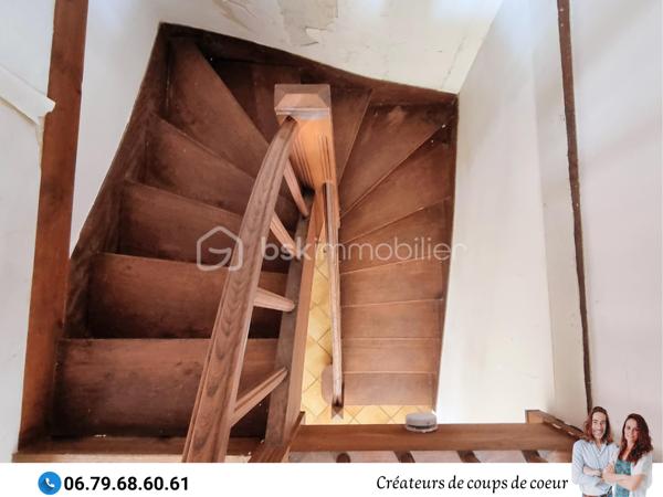 Nous vous proposons cette imposante bâtisse composée de 2 maisons très lumineuses avec le cachet de l'ancien (parquet, poutres apparentes, potager, cheminées). 
Possibilité de faire communiquer à nouveau ces deux maisons pour la création d'une seule résidence de plus de 300m² en aménageant les combles.

• La première maison de 160 m2 environ se compose de :

-Rez-de-chaussée : une entrée spacieuse avec son bel escalier, une cuisine avec un accès sur la terrasse, salle de bain, WC séparé, une grande pièce de vie de 32 m2 avec un insert, une chambre avec cheminée. Accès à la cave via un magnifique escalier en pierre.

-Au premier étage : 2 grandes chambres (33 et 26 m² environ).

-Au deuxième étage : un grand grenier aménageable.


• La seconde maison de 110 m² environ se compose de :

-Rez-de-chaussée : une entrée avec escalier distribue la cuisine et le salon avec cheminée. Salle de bain, wc séparé, buanderie.

-A l'étage : 2 grandes chambres de 22 m². Un dressing sur le palier sépare les deux chambres.


Double vitrage sur l'ensemble du bâti, chauffage central, assainissement individuel.

 
A l'extérieur : Terrain clos arboré. Nombreuses dépendances, plusieurs granges, four à pain, grand hangar de près de 400m² (possibilité de stocker caravanes et camping-car).
Trois entrées sur la propriété.
Terrain piscinable.

Située à 4 minutes de Celles sur Belle (école, collège, commerces), 10 minutes de Melle, 25 minutes de Niort et 50 minutes de Poitiers.

Notre regard : "Cet ensemble immobilier à rénover ne nous a pas laissé indifférents ! L'environnement est très agréable, le parc est splendide et les éléments intérieurs ont vraiment beaucoup de cachet! Il est idéal pour une vie de famille intergénérationnelle ou pour une création de gîte en parallèle de sa résidence principale."

Vendeurs, avis de valeur offert. Acquéreurs, bénéficiez de notre service financier.