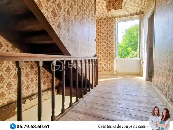 Nous vous proposons cette imposante bâtisse composée de 2 maisons très lumineuses avec le cachet de l'ancien (parquet, poutres apparentes, potager, cheminées). 
Possibilité de faire communiquer à nouveau ces deux maisons pour la création d'une seule résidence de plus de 300m² en aménageant les combles.

• La première maison de 160 m2 environ se compose de :

-Rez-de-chaussée : une entrée spacieuse avec son bel escalier, une cuisine avec un accès sur la terrasse, salle de bain, WC séparé, une grande pièce de vie de 32 m2 avec un insert, une chambre avec cheminée. Accès à la cave via un magnifique escalier en pierre.

-Au premier étage : 2 grandes chambres (33 et 26 m² environ).

-Au deuxième étage : un grand grenier aménageable.


• La seconde maison de 110 m² environ se compose de :

-Rez-de-chaussée : une entrée avec escalier distribue la cuisine et le salon avec cheminée. Salle de bain, wc séparé, buanderie.

-A l'étage : 2 grandes chambres de 22 m². Un dressing sur le palier sépare les deux chambres.


Double vitrage sur l'ensemble du bâti, chauffage central, assainissement individuel.

 
A l'extérieur : Terrain clos arboré. Nombreuses dépendances, plusieurs granges, four à pain, grand hangar de près de 400m² (possibilité de stocker caravanes et camping-car).
Trois entrées sur la propriété.
Terrain piscinable.

Située à 4 minutes de Celles sur Belle (école, collège, commerces), 10 minutes de Melle, 25 minutes de Niort et 50 minutes de Poitiers.

Notre regard : "Cet ensemble immobilier à rénover ne nous a pas laissé indifférents ! L'environnement est très agréable, le parc est splendide et les éléments intérieurs ont vraiment beaucoup de cachet! Il est idéal pour une vie de famille intergénérationnelle ou pour une création de gîte en parallèle de sa résidence principale."

Vendeurs, avis de valeur offert. Acquéreurs, bénéficiez de notre service financier.