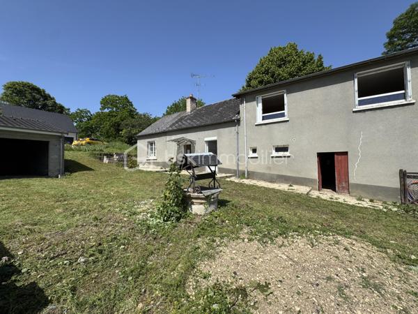 Située aux portes de Bourges à Plaimpied-Givaudins, une commune dynamique et réputée pour toutes ses commodités pratiques ( écoles, crèche, commerces de proximité... ), je vous présente cette charmante maison d'environ 104 m² habitables à rénover avec un gros potentiel.

Elle se compose au rez-de-chaussée: d'une cuisine aménagée & équipée, d'un lumineux salon /séjour, d'une salle d'eau, d'un WC indépendant et d'une belle pièce supplémentaire pouvant faire office de chambre.
A l'étage, vous trouverez un pallier desservant deux grandes chambres et un WC indépendant avec vasque.

En extérieur, vous aurez accès à un grand double garage à finaliser (enduit et porte de garages à poser), une magnifique dépendance avec son mur en pierre & poutres apparentes et à une terrasse (sur le pignon gauche de la maison) à finir d'aménager pour profiter des belles soirées estivales.
La maison est bâtie sur une parcelle d'environ 530m² dans un environnement naturel et verdoyant avec un accès direct au canal de Berry.
Elle dispose également d'un puits exploitable.

Le plus ?
Ce bien dispose également d'un grenier aménageable avec possibilité de faire deux chambres supplémentaires pouvant augmenter la surface habitable à environ 160m².

A visiter sans tarder !