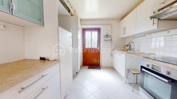 Située aux portes de Bourges à Plaimpied-Givaudins, une commune dynamique et réputée pour toutes ses commodités pratiques ( écoles, crèche, commerces de proximité... ), je vous présente cette charmante maison d'environ 104 m² habitables à rénover avec un gros potentiel.

Elle se compose au rez-de-chaussée: d'une cuisine aménagée & équipée, d'un lumineux salon /séjour, d'une salle d'eau, d'un WC indépendant et d'une belle pièce supplémentaire pouvant faire office de chambre.
A l'étage, vous trouverez un pallier desservant deux grandes chambres et un WC indépendant avec vasque.

En extérieur, vous aurez accès à un grand double garage à finaliser (enduit et porte de garages à poser), une magnifique dépendance avec son mur en pierre & poutres apparentes et à une terrasse (sur le pignon gauche de la maison) à finir d'aménager pour profiter des belles soirées estivales.
La maison est bâtie sur une parcelle d'environ 530m² dans un environnement naturel et verdoyant avec un accès direct au canal de Berry.
Elle dispose également d'un puits exploitable.

Le plus ?
Ce bien dispose également d'un grenier aménageable avec possibilité de faire deux chambres supplémentaires pouvant augmenter la surface habitable à environ 160m².

A visiter sans tarder !