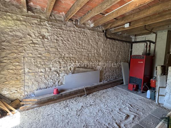 Située aux portes de Bourges à Plaimpied-Givaudins, une commune dynamique et réputée pour toutes ses commodités pratiques ( écoles, crèche, commerces de proximité... ), je vous présente cette charmante maison d'environ 104 m² habitables à rénover avec un gros potentiel.

Elle se compose au rez-de-chaussée: d'une cuisine aménagée & équipée, d'un lumineux salon /séjour, d'une salle d'eau, d'un WC indépendant et d'une belle pièce supplémentaire pouvant faire office de chambre.
A l'étage, vous trouverez un pallier desservant deux grandes chambres et un WC indépendant avec vasque.

En extérieur, vous aurez accès à un grand double garage à finaliser (enduit et porte de garages à poser), une magnifique dépendance avec son mur en pierre & poutres apparentes et à une terrasse (sur le pignon gauche de la maison) à finir d'aménager pour profiter des belles soirées estivales.
La maison est bâtie sur une parcelle d'environ 530m² dans un environnement naturel et verdoyant avec un accès direct au canal de Berry.
Elle dispose également d'un puits exploitable.

Le plus ?
Ce bien dispose également d'un grenier aménageable avec possibilité de faire deux chambres supplémentaires pouvant augmenter la surface habitable à environ 160m².

A visiter sans tarder !