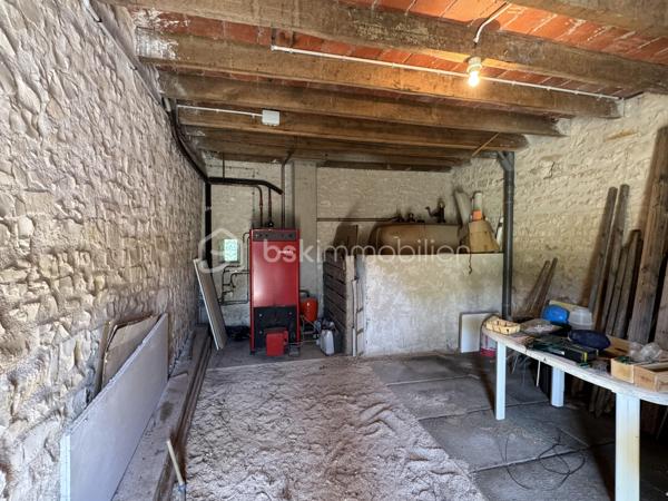Située aux portes de Bourges à Plaimpied-Givaudins, une commune dynamique et réputée pour toutes ses commodités pratiques ( écoles, crèche, commerces de proximité... ), je vous présente cette charmante maison d'environ 104 m² habitables à rénover avec un gros potentiel.

Elle se compose au rez-de-chaussée: d'une cuisine aménagée & équipée, d'un lumineux salon /séjour, d'une salle d'eau, d'un WC indépendant et d'une belle pièce supplémentaire pouvant faire office de chambre.
A l'étage, vous trouverez un pallier desservant deux grandes chambres et un WC indépendant avec vasque.

En extérieur, vous aurez accès à un grand double garage à finaliser (enduit et porte de garages à poser), une magnifique dépendance avec son mur en pierre & poutres apparentes et à une terrasse (sur le pignon gauche de la maison) à finir d'aménager pour profiter des belles soirées estivales.
La maison est bâtie sur une parcelle d'environ 530m² dans un environnement naturel et verdoyant avec un accès direct au canal de Berry.
Elle dispose également d'un puits exploitable.

Le plus ?
Ce bien dispose également d'un grenier aménageable avec possibilité de faire deux chambres supplémentaires pouvant augmenter la surface habitable à environ 160m².

A visiter sans tarder !