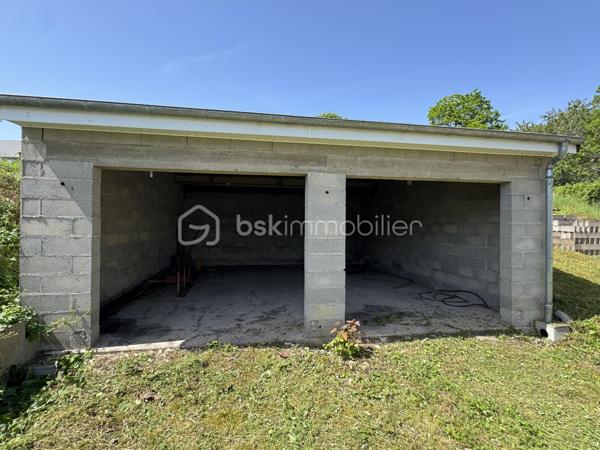 Située aux portes de Bourges à Plaimpied-Givaudins, une commune dynamique et réputée pour toutes ses commodités pratiques ( écoles, crèche, commerces de proximité... ), je vous présente cette charmante maison d'environ 104 m² habitables à rénover avec un gros potentiel.

Elle se compose au rez-de-chaussée: d'une cuisine aménagée & équipée, d'un lumineux salon /séjour, d'une salle d'eau, d'un WC indépendant et d'une belle pièce supplémentaire pouvant faire office de chambre.
A l'étage, vous trouverez un pallier desservant deux grandes chambres et un WC indépendant avec vasque.

En extérieur, vous aurez accès à un grand double garage à finaliser (enduit et porte de garages à poser), une magnifique dépendance avec son mur en pierre & poutres apparentes et à une terrasse (sur le pignon gauche de la maison) à finir d'aménager pour profiter des belles soirées estivales.
La maison est bâtie sur une parcelle d'environ 530m² dans un environnement naturel et verdoyant avec un accès direct au canal de Berry.
Elle dispose également d'un puits exploitable.

Le plus ?
Ce bien dispose également d'un grenier aménageable avec possibilité de faire deux chambres supplémentaires pouvant augmenter la surface habitable à environ 160m².

A visiter sans tarder !