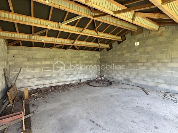 Située aux portes de Bourges à Plaimpied-Givaudins, une commune dynamique et réputée pour toutes ses commodités pratiques ( écoles, crèche, commerces de proximité... ), je vous présente cette charmante maison d'environ 104 m² habitables à rénover avec un gros potentiel.

Elle se compose au rez-de-chaussée: d'une cuisine aménagée & équipée, d'un lumineux salon /séjour, d'une salle d'eau, d'un WC indépendant et d'une belle pièce supplémentaire pouvant faire office de chambre.
A l'étage, vous trouverez un pallier desservant deux grandes chambres et un WC indépendant avec vasque.

En extérieur, vous aurez accès à un grand double garage à finaliser (enduit et porte de garages à poser), une magnifique dépendance avec son mur en pierre & poutres apparentes et à une terrasse (sur le pignon gauche de la maison) à finir d'aménager pour profiter des belles soirées estivales.
La maison est bâtie sur une parcelle d'environ 530m² dans un environnement naturel et verdoyant avec un accès direct au canal de Berry.
Elle dispose également d'un puits exploitable.

Le plus ?
Ce bien dispose également d'un grenier aménageable avec possibilité de faire deux chambres supplémentaires pouvant augmenter la surface habitable à environ 160m².

A visiter sans tarder !