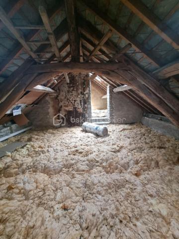 Située aux portes de Bourges à Plaimpied-Givaudins, une commune dynamique et réputée pour toutes ses commodités pratiques ( écoles, crèche, commerces de proximité... ), je vous présente cette charmante maison d'environ 104 m² habitables à rénover avec un gros potentiel.

Elle se compose au rez-de-chaussée: d'une cuisine aménagée & équipée, d'un lumineux salon /séjour, d'une salle d'eau, d'un WC indépendant et d'une belle pièce supplémentaire pouvant faire office de chambre.
A l'étage, vous trouverez un pallier desservant deux grandes chambres et un WC indépendant avec vasque.

En extérieur, vous aurez accès à un grand double garage à finaliser (enduit et porte de garages à poser), une magnifique dépendance avec son mur en pierre & poutres apparentes et à une terrasse (sur le pignon gauche de la maison) à finir d'aménager pour profiter des belles soirées estivales.
La maison est bâtie sur une parcelle d'environ 530m² dans un environnement naturel et verdoyant avec un accès direct au canal de Berry.
Elle dispose également d'un puits exploitable.

Le plus ?
Ce bien dispose également d'un grenier aménageable avec possibilité de faire deux chambres supplémentaires pouvant augmenter la surface habitable à environ 160m².

A visiter sans tarder !