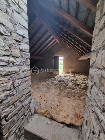 Située aux portes de Bourges à Plaimpied-Givaudins, une commune dynamique et réputée pour toutes ses commodités pratiques ( écoles, crèche, commerces de proximité... ), je vous présente cette charmante maison d'environ 104 m² habitables à rénover avec un gros potentiel.

Elle se compose au rez-de-chaussée: d'une cuisine aménagée & équipée, d'un lumineux salon /séjour, d'une salle d'eau, d'un WC indépendant et d'une belle pièce supplémentaire pouvant faire office de chambre.
A l'étage, vous trouverez un pallier desservant deux grandes chambres et un WC indépendant avec vasque.

En extérieur, vous aurez accès à un grand double garage à finaliser (enduit et porte de garages à poser), une magnifique dépendance avec son mur en pierre & poutres apparentes et à une terrasse (sur le pignon gauche de la maison) à finir d'aménager pour profiter des belles soirées estivales.
La maison est bâtie sur une parcelle d'environ 530m² dans un environnement naturel et verdoyant avec un accès direct au canal de Berry.
Elle dispose également d'un puits exploitable.

Le plus ?
Ce bien dispose également d'un grenier aménageable avec possibilité de faire deux chambres supplémentaires pouvant augmenter la surface habitable à environ 160m².

A visiter sans tarder !