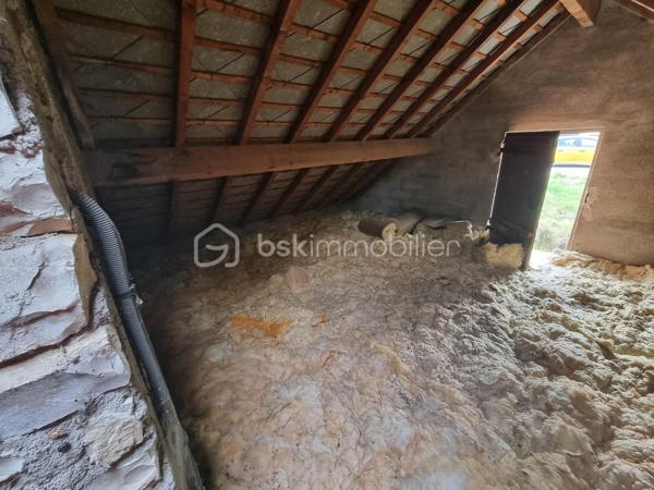 Située aux portes de Bourges à Plaimpied-Givaudins, une commune dynamique et réputée pour toutes ses commodités pratiques ( écoles, crèche, commerces de proximité... ), je vous présente cette charmante maison d'environ 104 m² habitables à rénover avec un gros potentiel.

Elle se compose au rez-de-chaussée: d'une cuisine aménagée & équipée, d'un lumineux salon /séjour, d'une salle d'eau, d'un WC indépendant et d'une belle pièce supplémentaire pouvant faire office de chambre.
A l'étage, vous trouverez un pallier desservant deux grandes chambres et un WC indépendant avec vasque.

En extérieur, vous aurez accès à un grand double garage à finaliser (enduit et porte de garages à poser), une magnifique dépendance avec son mur en pierre & poutres apparentes et à une terrasse (sur le pignon gauche de la maison) à finir d'aménager pour profiter des belles soirées estivales.
La maison est bâtie sur une parcelle d'environ 530m² dans un environnement naturel et verdoyant avec un accès direct au canal de Berry.
Elle dispose également d'un puits exploitable.

Le plus ?
Ce bien dispose également d'un grenier aménageable avec possibilité de faire deux chambres supplémentaires pouvant augmenter la surface habitable à environ 160m².

A visiter sans tarder !