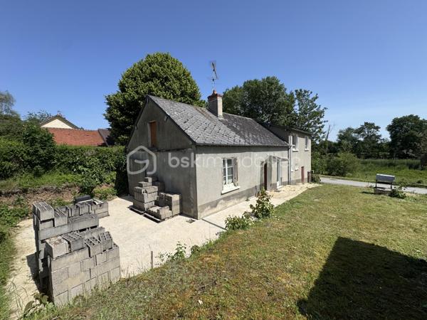Située aux portes de Bourges à Plaimpied-Givaudins, une commune dynamique et réputée pour toutes ses commodités pratiques ( écoles, crèche, commerces de proximité... ), je vous présente cette charmante maison d'environ 104 m² habitables à rénover avec un gros potentiel.

Elle se compose au rez-de-chaussée: d'une cuisine aménagée & équipée, d'un lumineux salon /séjour, d'une salle d'eau, d'un WC indépendant et d'une belle pièce supplémentaire pouvant faire office de chambre.
A l'étage, vous trouverez un pallier desservant deux grandes chambres et un WC indépendant avec vasque.

En extérieur, vous aurez accès à un grand double garage à finaliser (enduit et porte de garages à poser), une magnifique dépendance avec son mur en pierre & poutres apparentes et à une terrasse (sur le pignon gauche de la maison) à finir d'aménager pour profiter des belles soirées estivales.
La maison est bâtie sur une parcelle d'environ 530m² dans un environnement naturel et verdoyant avec un accès direct au canal de Berry.
Elle dispose également d'un puits exploitable.

Le plus ?
Ce bien dispose également d'un grenier aménageable avec possibilité de faire deux chambres supplémentaires pouvant augmenter la surface habitable à environ 160m².

A visiter sans tarder !