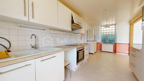 Située aux portes de Bourges à Plaimpied-Givaudins, une commune dynamique et réputée pour toutes ses commodités pratiques ( écoles, crèche, commerces de proximité... ), je vous présente cette charmante maison d'environ 104 m² habitables à rénover avec un gros potentiel.

Elle se compose au rez-de-chaussée: d'une cuisine aménagée & équipée, d'un lumineux salon /séjour, d'une salle d'eau, d'un WC indépendant et d'une belle pièce supplémentaire pouvant faire office de chambre.
A l'étage, vous trouverez un pallier desservant deux grandes chambres et un WC indépendant avec vasque.

En extérieur, vous aurez accès à un grand double garage à finaliser (enduit et porte de garages à poser), une magnifique dépendance avec son mur en pierre & poutres apparentes et à une terrasse (sur le pignon gauche de la maison) à finir d'aménager pour profiter des belles soirées estivales.
La maison est bâtie sur une parcelle d'environ 530m² dans un environnement naturel et verdoyant avec un accès direct au canal de Berry.
Elle dispose également d'un puits exploitable.

Le plus ?
Ce bien dispose également d'un grenier aménageable avec possibilité de faire deux chambres supplémentaires pouvant augmenter la surface habitable à environ 160m².

A visiter sans tarder !