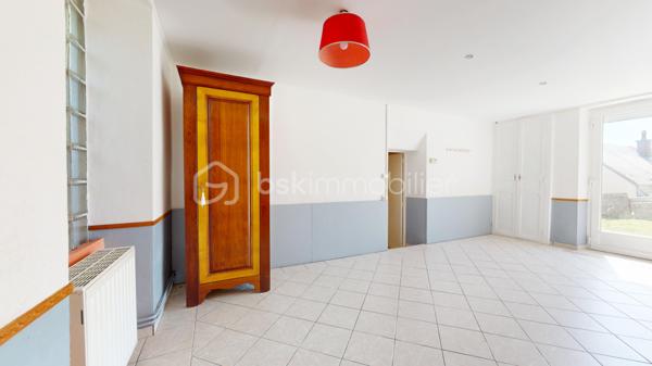Située aux portes de Bourges à Plaimpied-Givaudins, une commune dynamique et réputée pour toutes ses commodités pratiques ( écoles, crèche, commerces de proximité... ), je vous présente cette charmante maison d'environ 104 m² habitables à rénover avec un gros potentiel.

Elle se compose au rez-de-chaussée: d'une cuisine aménagée & équipée, d'un lumineux salon /séjour, d'une salle d'eau, d'un WC indépendant et d'une belle pièce supplémentaire pouvant faire office de chambre.
A l'étage, vous trouverez un pallier desservant deux grandes chambres et un WC indépendant avec vasque.

En extérieur, vous aurez accès à un grand double garage à finaliser (enduit et porte de garages à poser), une magnifique dépendance avec son mur en pierre & poutres apparentes et à une terrasse (sur le pignon gauche de la maison) à finir d'aménager pour profiter des belles soirées estivales.
La maison est bâtie sur une parcelle d'environ 530m² dans un environnement naturel et verdoyant avec un accès direct au canal de Berry.
Elle dispose également d'un puits exploitable.

Le plus ?
Ce bien dispose également d'un grenier aménageable avec possibilité de faire deux chambres supplémentaires pouvant augmenter la surface habitable à environ 160m².

A visiter sans tarder !