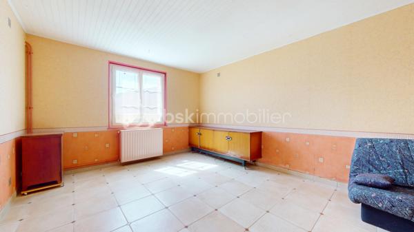 Située aux portes de Bourges à Plaimpied-Givaudins, une commune dynamique et réputée pour toutes ses commodités pratiques ( écoles, crèche, commerces de proximité... ), je vous présente cette charmante maison d'environ 104 m² habitables à rénover avec un gros potentiel.

Elle se compose au rez-de-chaussée: d'une cuisine aménagée & équipée, d'un lumineux salon /séjour, d'une salle d'eau, d'un WC indépendant et d'une belle pièce supplémentaire pouvant faire office de chambre.
A l'étage, vous trouverez un pallier desservant deux grandes chambres et un WC indépendant avec vasque.

En extérieur, vous aurez accès à un grand double garage à finaliser (enduit et porte de garages à poser), une magnifique dépendance avec son mur en pierre & poutres apparentes et à une terrasse (sur le pignon gauche de la maison) à finir d'aménager pour profiter des belles soirées estivales.
La maison est bâtie sur une parcelle d'environ 530m² dans un environnement naturel et verdoyant avec un accès direct au canal de Berry.
Elle dispose également d'un puits exploitable.

Le plus ?
Ce bien dispose également d'un grenier aménageable avec possibilité de faire deux chambres supplémentaires pouvant augmenter la surface habitable à environ 160m².

A visiter sans tarder !