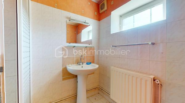 Située aux portes de Bourges à Plaimpied-Givaudins, une commune dynamique et réputée pour toutes ses commodités pratiques ( écoles, crèche, commerces de proximité... ), je vous présente cette charmante maison d'environ 104 m² habitables à rénover avec un gros potentiel.

Elle se compose au rez-de-chaussée: d'une cuisine aménagée & équipée, d'un lumineux salon /séjour, d'une salle d'eau, d'un WC indépendant et d'une belle pièce supplémentaire pouvant faire office de chambre.
A l'étage, vous trouverez un pallier desservant deux grandes chambres et un WC indépendant avec vasque.

En extérieur, vous aurez accès à un grand double garage à finaliser (enduit et porte de garages à poser), une magnifique dépendance avec son mur en pierre & poutres apparentes et à une terrasse (sur le pignon gauche de la maison) à finir d'aménager pour profiter des belles soirées estivales.
La maison est bâtie sur une parcelle d'environ 530m² dans un environnement naturel et verdoyant avec un accès direct au canal de Berry.
Elle dispose également d'un puits exploitable.

Le plus ?
Ce bien dispose également d'un grenier aménageable avec possibilité de faire deux chambres supplémentaires pouvant augmenter la surface habitable à environ 160m².

A visiter sans tarder !