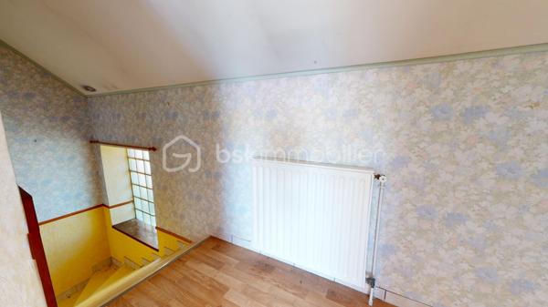 Située aux portes de Bourges à Plaimpied-Givaudins, une commune dynamique et réputée pour toutes ses commodités pratiques ( écoles, crèche, commerces de proximité... ), je vous présente cette charmante maison d'environ 104 m² habitables à rénover avec un gros potentiel.

Elle se compose au rez-de-chaussée: d'une cuisine aménagée & équipée, d'un lumineux salon /séjour, d'une salle d'eau, d'un WC indépendant et d'une belle pièce supplémentaire pouvant faire office de chambre.
A l'étage, vous trouverez un pallier desservant deux grandes chambres et un WC indépendant avec vasque.

En extérieur, vous aurez accès à un grand double garage à finaliser (enduit et porte de garages à poser), une magnifique dépendance avec son mur en pierre & poutres apparentes et à une terrasse (sur le pignon gauche de la maison) à finir d'aménager pour profiter des belles soirées estivales.
La maison est bâtie sur une parcelle d'environ 530m² dans un environnement naturel et verdoyant avec un accès direct au canal de Berry.
Elle dispose également d'un puits exploitable.

Le plus ?
Ce bien dispose également d'un grenier aménageable avec possibilité de faire deux chambres supplémentaires pouvant augmenter la surface habitable à environ 160m².

A visiter sans tarder !