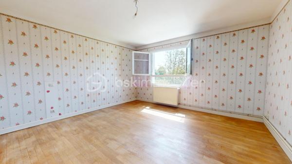 Située aux portes de Bourges à Plaimpied-Givaudins, une commune dynamique et réputée pour toutes ses commodités pratiques ( écoles, crèche, commerces de proximité... ), je vous présente cette charmante maison d'environ 104 m² habitables à rénover avec un gros potentiel.

Elle se compose au rez-de-chaussée: d'une cuisine aménagée & équipée, d'un lumineux salon /séjour, d'une salle d'eau, d'un WC indépendant et d'une belle pièce supplémentaire pouvant faire office de chambre.
A l'étage, vous trouverez un pallier desservant deux grandes chambres et un WC indépendant avec vasque.

En extérieur, vous aurez accès à un grand double garage à finaliser (enduit et porte de garages à poser), une magnifique dépendance avec son mur en pierre & poutres apparentes et à une terrasse (sur le pignon gauche de la maison) à finir d'aménager pour profiter des belles soirées estivales.
La maison est bâtie sur une parcelle d'environ 530m² dans un environnement naturel et verdoyant avec un accès direct au canal de Berry.
Elle dispose également d'un puits exploitable.

Le plus ?
Ce bien dispose également d'un grenier aménageable avec possibilité de faire deux chambres supplémentaires pouvant augmenter la surface habitable à environ 160m².

A visiter sans tarder !