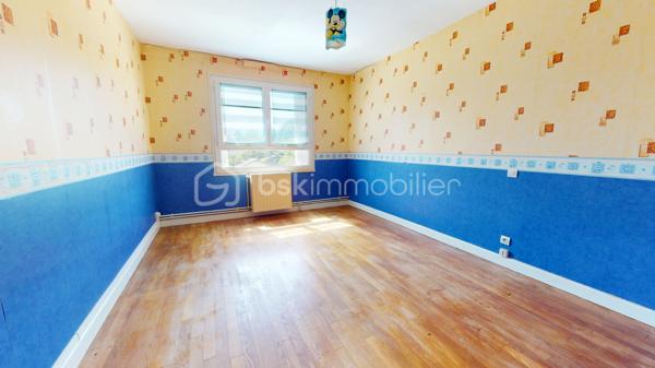 Située aux portes de Bourges à Plaimpied-Givaudins, une commune dynamique et réputée pour toutes ses commodités pratiques ( écoles, crèche, commerces de proximité... ), je vous présente cette charmante maison d'environ 104 m² habitables à rénover avec un gros potentiel.

Elle se compose au rez-de-chaussée: d'une cuisine aménagée & équipée, d'un lumineux salon /séjour, d'une salle d'eau, d'un WC indépendant et d'une belle pièce supplémentaire pouvant faire office de chambre.
A l'étage, vous trouverez un pallier desservant deux grandes chambres et un WC indépendant avec vasque.

En extérieur, vous aurez accès à un grand double garage à finaliser (enduit et porte de garages à poser), une magnifique dépendance avec son mur en pierre & poutres apparentes et à une terrasse (sur le pignon gauche de la maison) à finir d'aménager pour profiter des belles soirées estivales.
La maison est bâtie sur une parcelle d'environ 530m² dans un environnement naturel et verdoyant avec un accès direct au canal de Berry.
Elle dispose également d'un puits exploitable.

Le plus ?
Ce bien dispose également d'un grenier aménageable avec possibilité de faire deux chambres supplémentaires pouvant augmenter la surface habitable à environ 160m².

A visiter sans tarder !