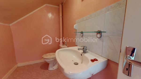 Située aux portes de Bourges à Plaimpied-Givaudins, une commune dynamique et réputée pour toutes ses commodités pratiques ( écoles, crèche, commerces de proximité... ), je vous présente cette charmante maison d'environ 104 m² habitables à rénover avec un gros potentiel.

Elle se compose au rez-de-chaussée: d'une cuisine aménagée & équipée, d'un lumineux salon /séjour, d'une salle d'eau, d'un WC indépendant et d'une belle pièce supplémentaire pouvant faire office de chambre.
A l'étage, vous trouverez un pallier desservant deux grandes chambres et un WC indépendant avec vasque.

En extérieur, vous aurez accès à un grand double garage à finaliser (enduit et porte de garages à poser), une magnifique dépendance avec son mur en pierre & poutres apparentes et à une terrasse (sur le pignon gauche de la maison) à finir d'aménager pour profiter des belles soirées estivales.
La maison est bâtie sur une parcelle d'environ 530m² dans un environnement naturel et verdoyant avec un accès direct au canal de Berry.
Elle dispose également d'un puits exploitable.

Le plus ?
Ce bien dispose également d'un grenier aménageable avec possibilité de faire deux chambres supplémentaires pouvant augmenter la surface habitable à environ 160m².

A visiter sans tarder !
