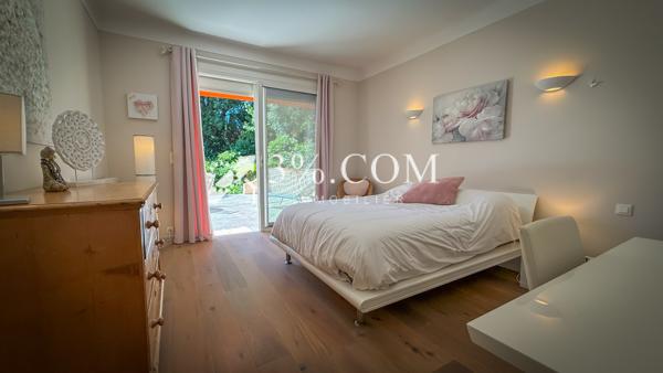 Villa
                                                                                                                                                                                                                                                                                                                        8 pièce(s)                                                                                                                                                                                                          4 chambre(s)                                                                                                                                                                                                          254  m²