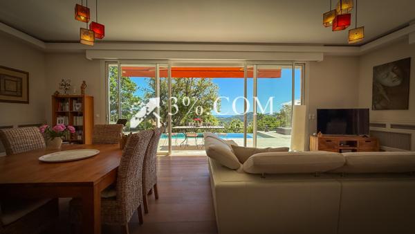 Villa
                                                                                                                                                                                                                                                                                                                        8 pièce(s)                                                                                                                                                                                                          4 chambre(s)                                                                                                                                                                                                          254  m²