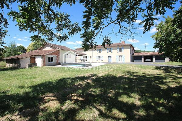 Maison ancienne avec piscine et terrain plat, grand garage et dépendances