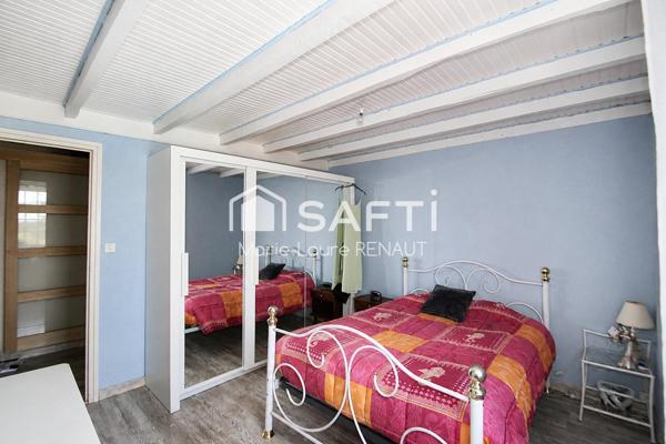 Maison ancienne avec piscine et terrain plat, grand garage et dépendances