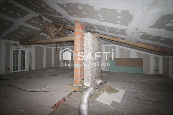 Maison ancienne avec piscine et terrain plat, grand garage et dépendances